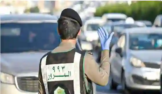 المرور السعودي يوضح الحالات التي يعتبر فيها تجاوز الاشارة الصفراء قطع إشارة