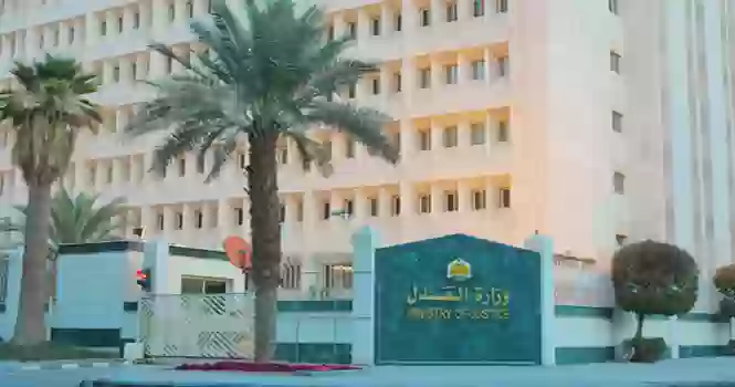 أول قرار في محاكم السعودية بحق محامي حضر جلسة المحاكمة بدون البشت