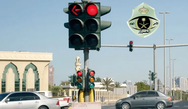 المرور يعلن رسمياً الانعطاف الى اليمين والاشارة حمراء مخالفة عليها غرامة كبيرة 